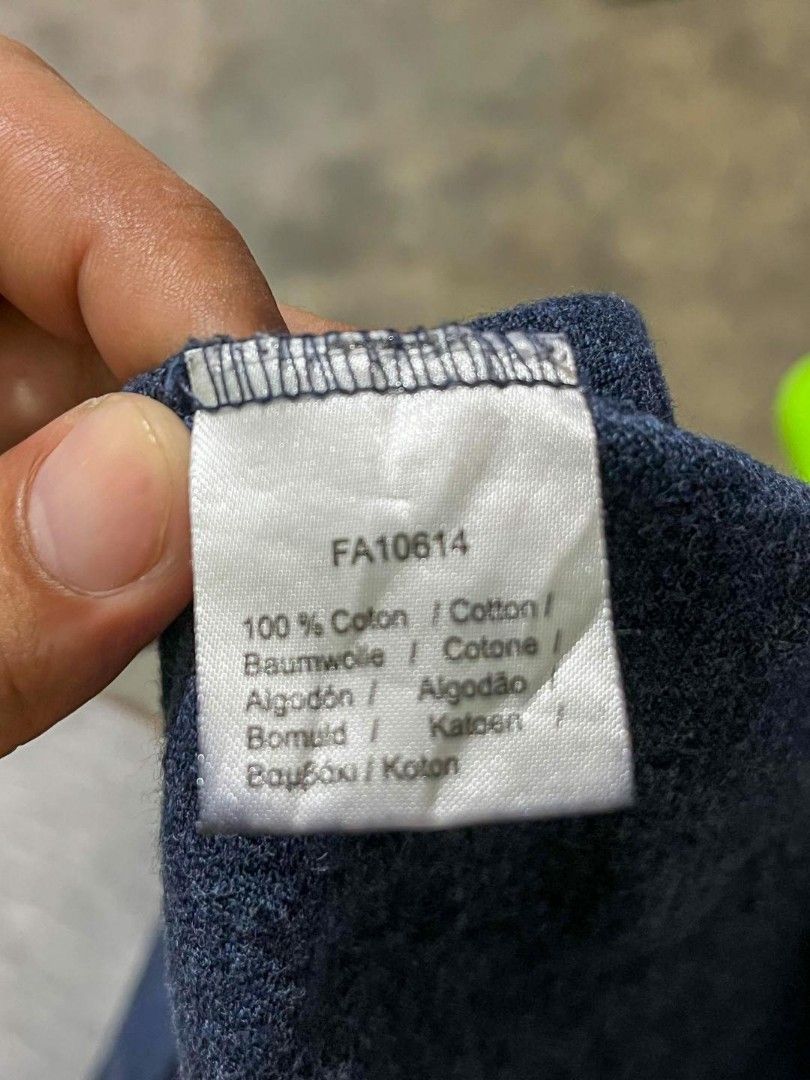 LACOSTE SLIM FIT POLO SHIRT (Category: Tshirts & Polo Shirts ) located in Davao. Submitted by blazing.rachel02 (Listing ID 1470852501, Image 3). Description: Size 4 on tag 19 x 27 (fits small to medium) Bagong bago pa No issue.