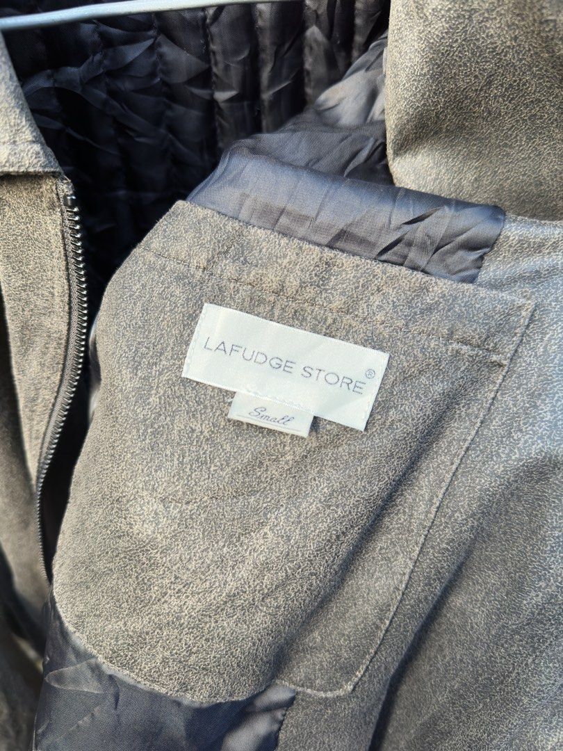 LAFUDGE BUFFED LEATHER JACKET - FOR SALE‼️ (Category: Coats, Jackets and Outerwear) located in Molave. Submitted by seriousjay (Listing ID 1470802296, Image 3). Description: LAFUDGE BUFFED LEATHER JACKET - FOR SALE‼️ ⚠️Strictly pay first via gcash For only ₱700 with shipping -Original Lafudge store -Pure Leather Suede Jacket -Unisex Mens & Ladies -No hidden flaws -Color Grade: 9.8/10 Size: (Small on tag) SMALL - MEDIUM Length: 24 Width: 25 Sleeve