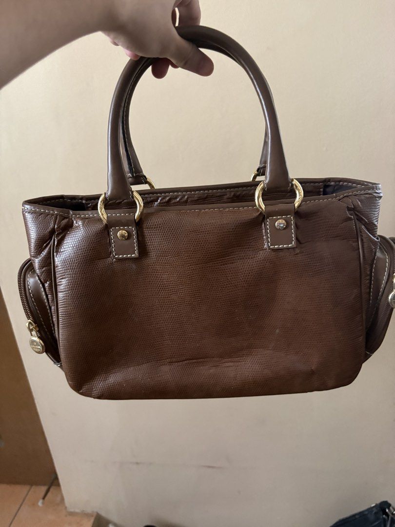 Lancel Vintage Handbag (Category: Shoulder Bags) located in Quezon City. Submitted by newdeer.0af166 (Listing ID 1470809354, Image 2). Description: Condition: 8/10 May visible creases na due to age and use, and needs cleaning to restore its appearance. Please manage your expectations and check all photos for the actual condition..
