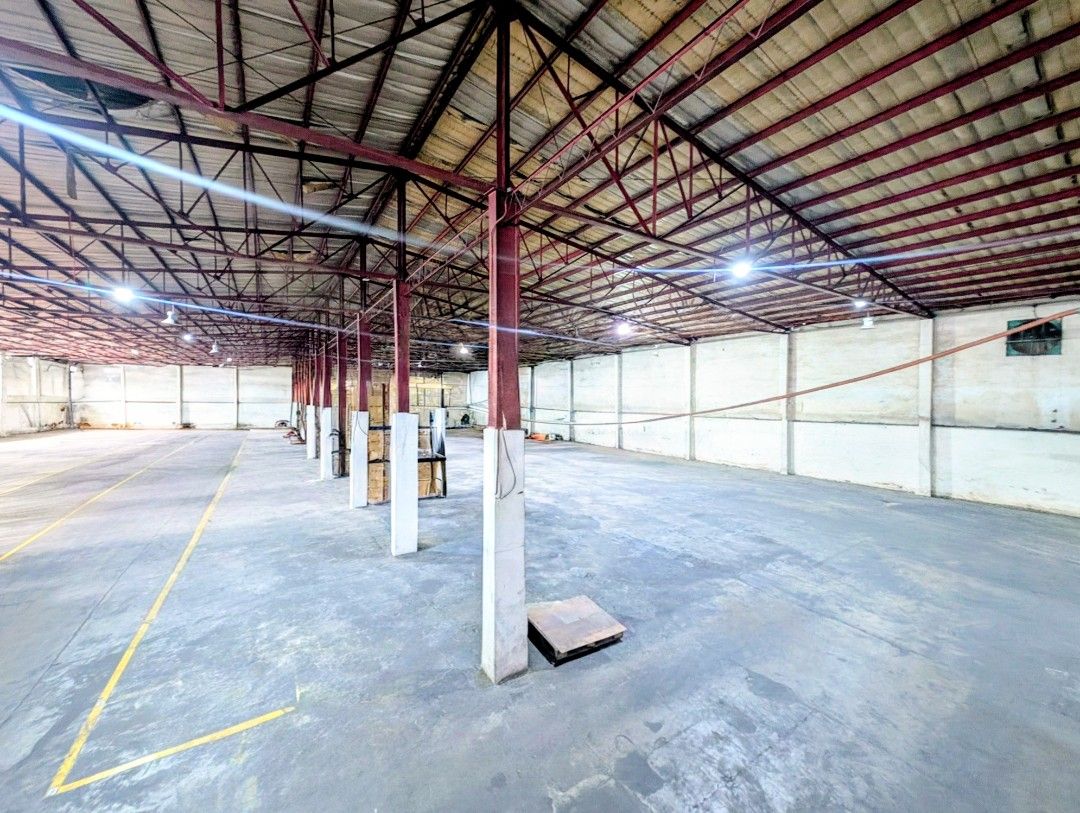 Large Commercial Warehouse Industrial Storage Space (Category: Construction & Building Materials) located in Makati City. Submitted by pmd82 (Listing ID 1470813226, Image 1). Description: Pasig Warehouse For Lease Covered Area: 8,100sqm Open Area: 3,000sqm.