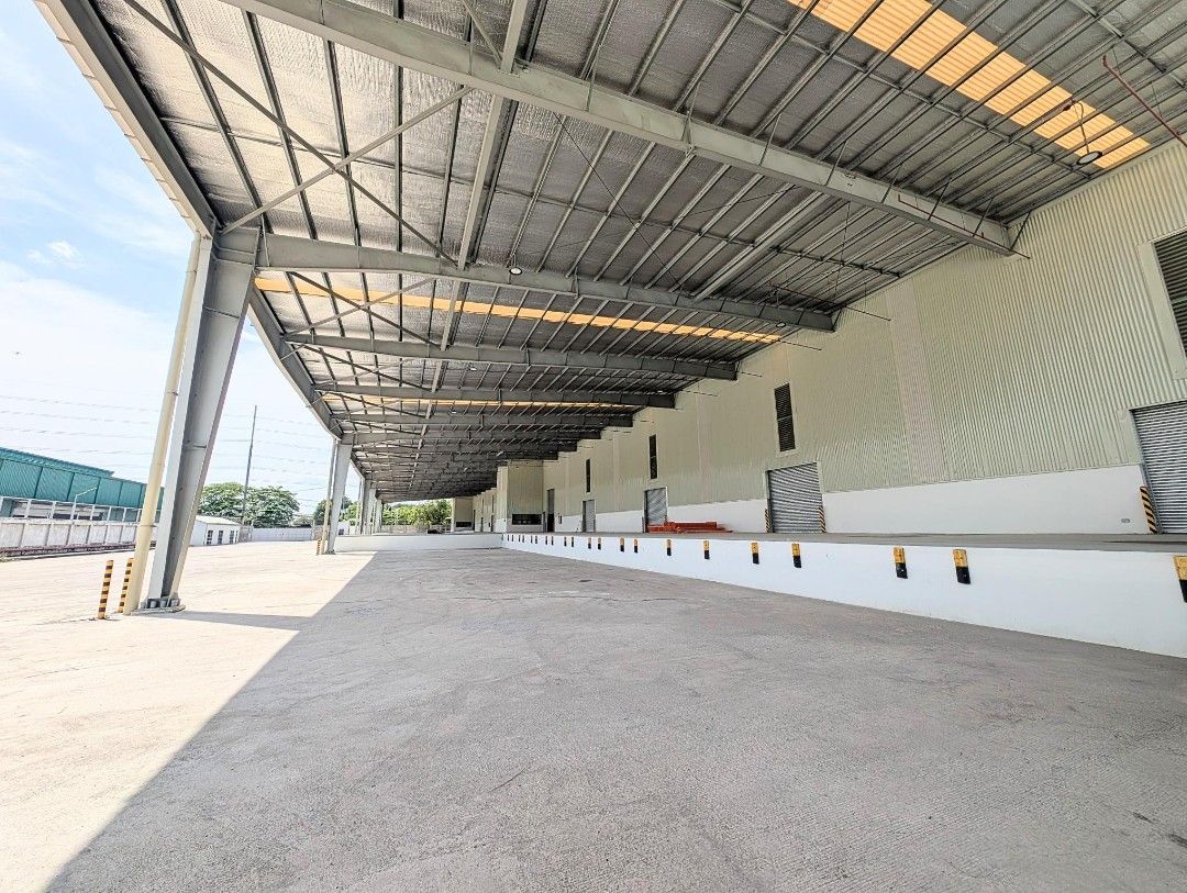 Large Industrial Warehouse Facility with Loading Bays (Category: Construction & Building Materials) located in Makati City. Submitted by pmd82 (Listing ID 1470790389, Image 1). Description: Warehouse For Lease: Approx 11,000sqm. Ideal for storage and distribution center. .