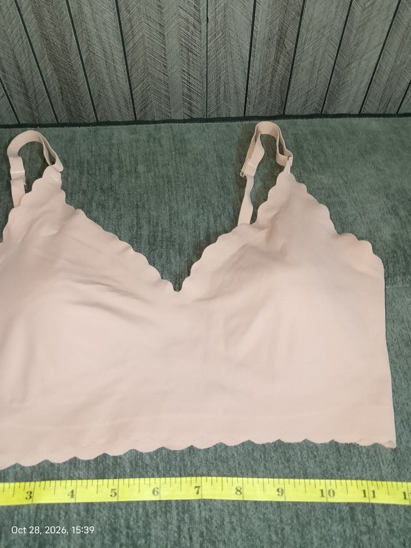 Large seamless scalloped edges bra padded (Category: Undergarments & Loungewear) located in Manila. Submitted by truecrystal-1407 (Listing ID 1470810381, Image 2). Description: .