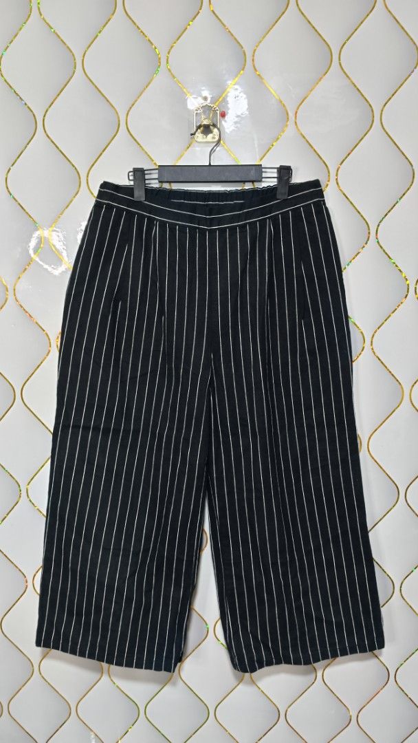 lativ Black White Pinstripe Culottes Pants (Category: Skirts) located in Manila. Submitted by zariyah.1986 (Listing ID 1470751695, Image 1). Description: - Brand: Lativ - Style: Black and white pinstripe culottes, wide-leg cropped fit - Size: XL (Tag reads 34 x 31) - Material: 100% cotton main fabric - Features: Elastic waistband and convenient side pockets - Condition: Excellent / Like new - Perfect for casual days and easy to match with any bas
