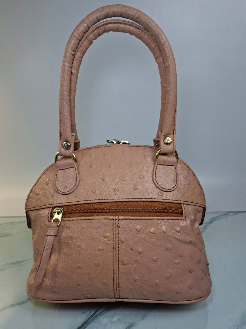 Le Sabbi Pink Ostrich Leather Handbag (Category: Purses & Pouches) located in Pasay City. Submitted by onick_79 (Listing ID 1470917219, Image 2). Description: - Brand/Model: Le Sabbi pink handbag - Dimensions: L23 x H20 x W11 cm - Material/Texture: Stylish ostrich leather texture with elegant gold-tone hardware - Closure & Handles: Secure zip closure with dual top handles - Pockets: Convenient external zippered pocket on the back - Extras: Includ