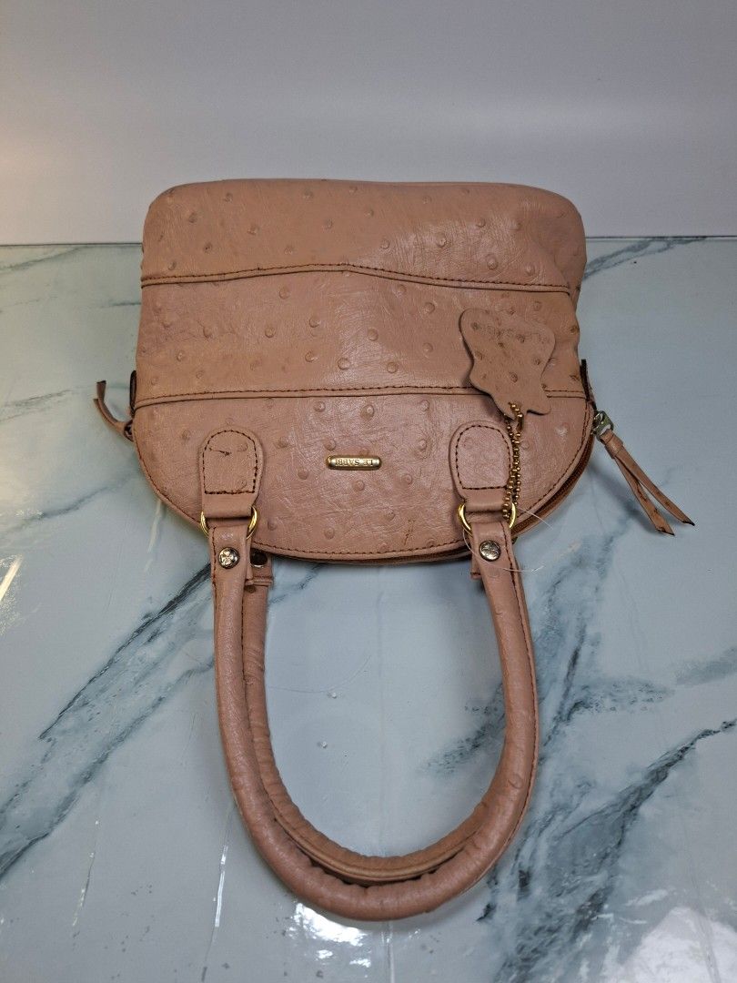Le Sabbi Pink Ostrich Leather Handbag (Category: Purses & Pouches) located in Pasay City. Submitted by onick_79 (Listing ID 1470917219, Image 3). Description: - Brand/Model: Le Sabbi pink handbag - Dimensions: L23 x H20 x W11 cm - Material/Texture: Stylish ostrich leather texture with elegant gold-tone hardware - Closure & Handles: Secure zip closure with dual top handles - Pockets: Convenient external zippered pocket on the back - Extras: Includ