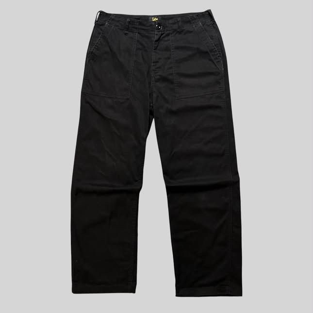 LEE BAKER PANTS (Category: Trousers) located in Zamboanga. Submitted by swayporgy (Listing ID 1470872773, Image 1). Description: Size 32-33 Measurements: (inches) Waist; 16.5 fit 32-33 length; 40.5’ inseam: 27’ thigh; 12.5’ hem; 9’.