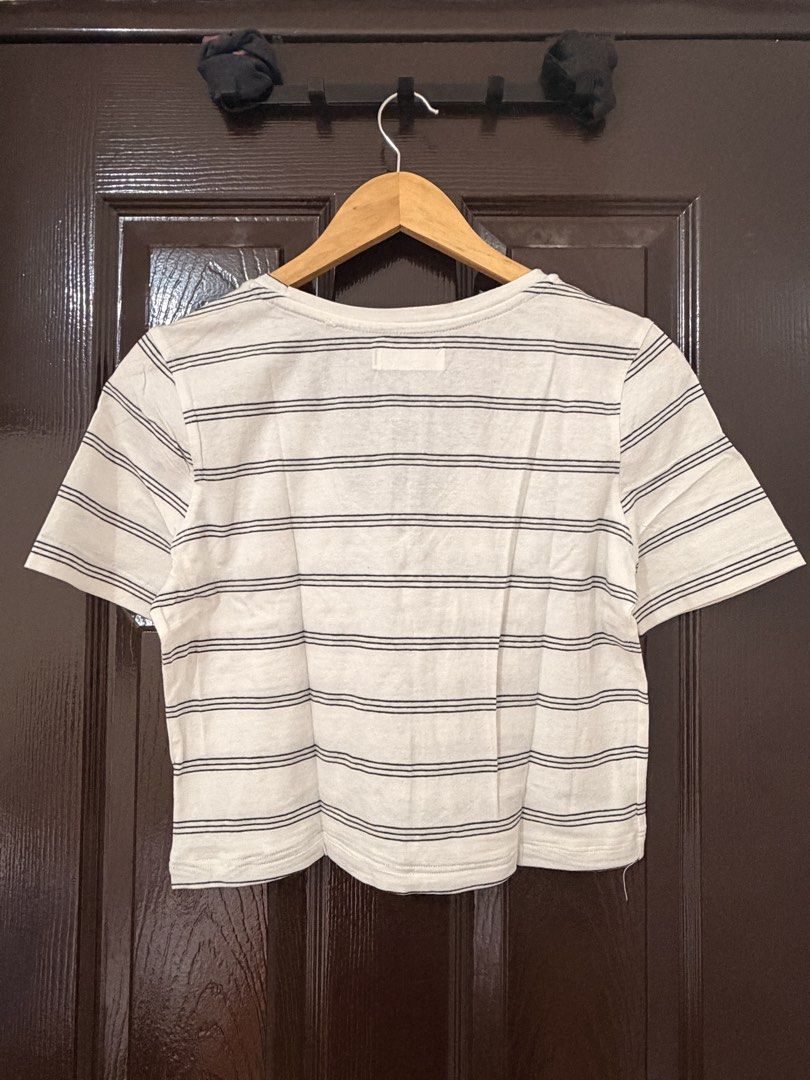 Lefties Striped V-Neck Crop Top Size M (Category: Shirts) located in Marikina City. Submitted by _bananahanaa (Listing ID 1470802356, Image 2). Description: - Brand: Lefties - Style: Black and white horizontal striped crop top with V-neck and short sleeves - Size: EUR M, MEX 28, keri sa small - Material: Lightweight cotton blend - Condition: Great casual everyday piece, sourced from a smoke-free home.