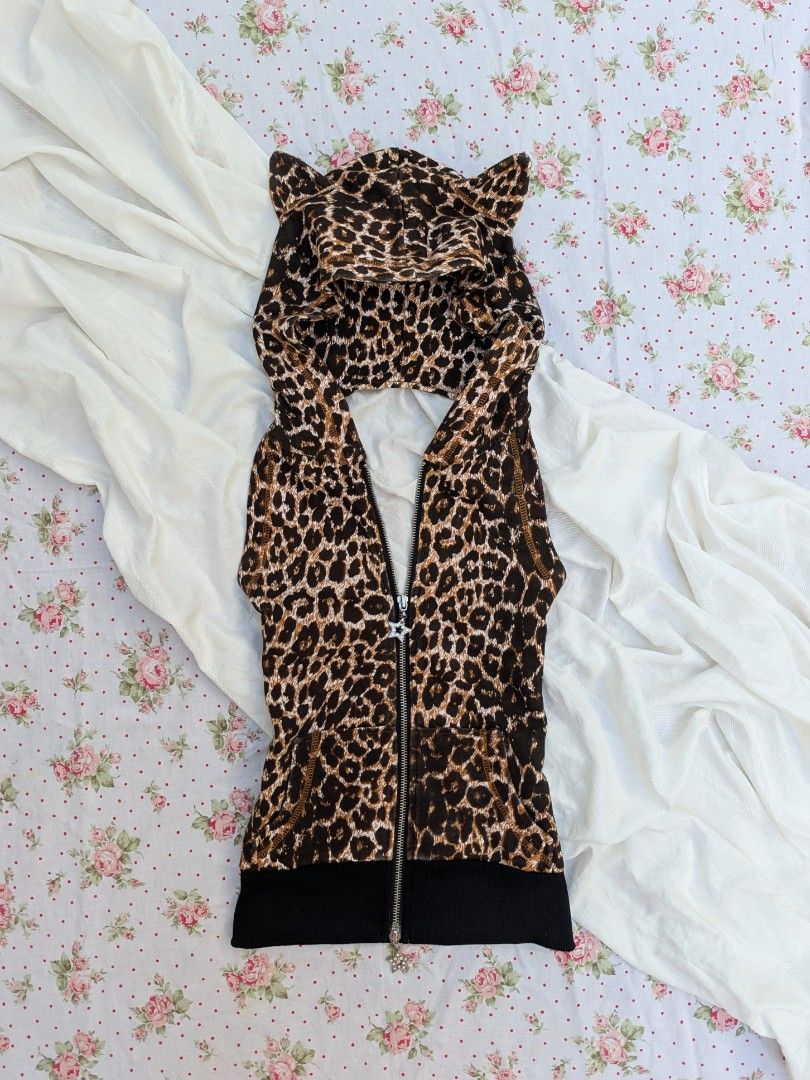 Leopard Print Sleeveless Zip-Up Backless Top (Category: Others Tops) located in Polomolok. Submitted by sheenx.club (Listing ID 1470768196, Image 1). Description: .