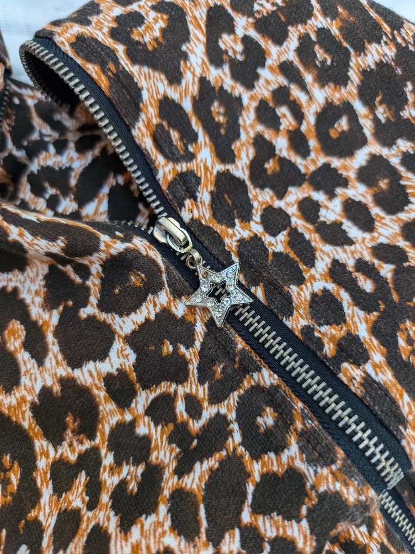 Leopard Print Sleeveless Zip-Up Backless Top (Category: Others Tops) located in Polomolok. Submitted by sheenx.club (Listing ID 1470768196, Image 3). Description: .