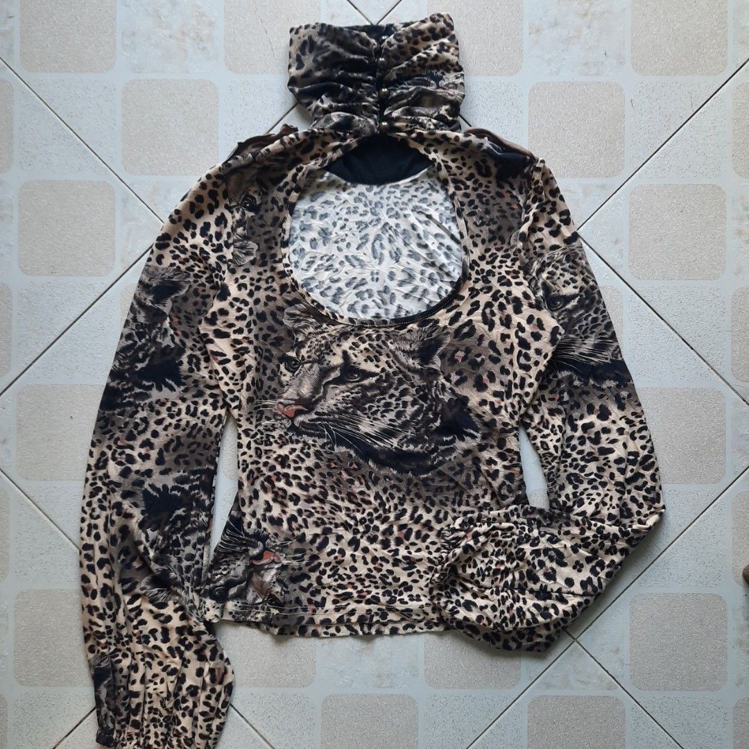 Leopard turtle neck with prominent keyhole cutout (Category: Longsleeves) located in Baguio. Submitted by jinriarchives (Listing ID 1470852932, Image 2). Description: ⤷ size: medium ⤷ 4 buttons on neck area ⤷ stretchy.
