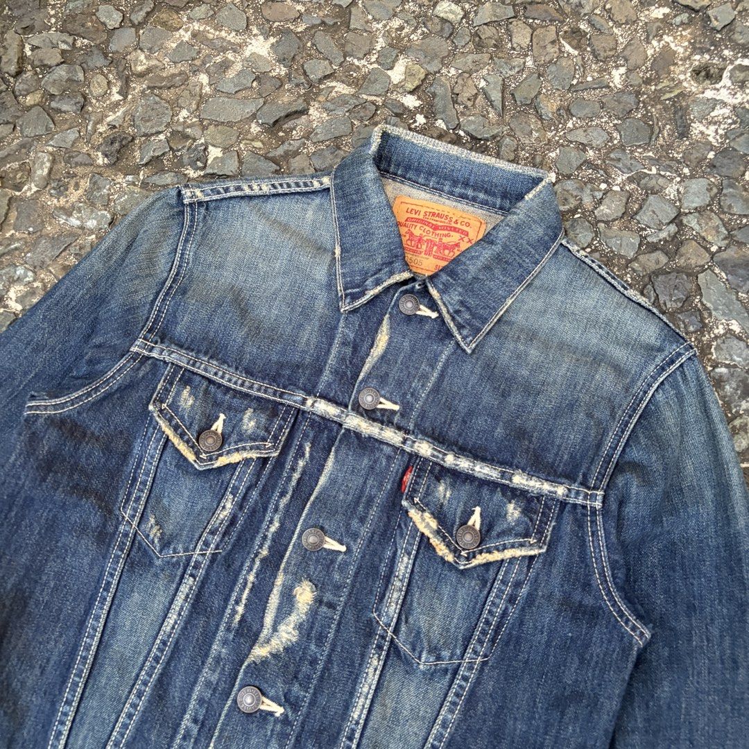Levis 70505 Distressed Trucker Jacket (Category: Coats, Jackets and Outerwear) located in Manila. Submitted by stablesource (Listing ID 1470832258, Image 2). Description: Levis 70505 Distressed Trucker Jacket Size Large Dimension: 20 Width 25.5 Length Excellent Kindly Check All Details Before Purchase🤝.