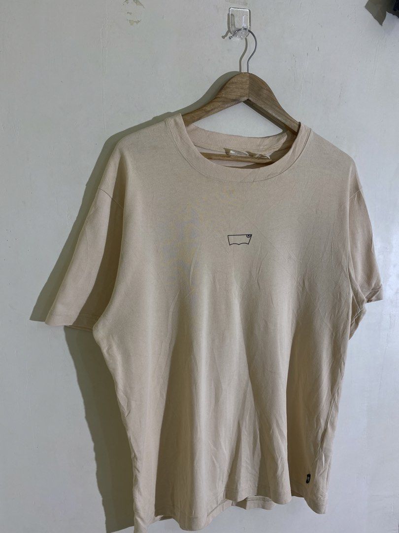 Levis Batwing w/ Backhit Shirt (Category: Tshirts & Polo Shirts ) located in Calamba. Submitted by zeusthriftfinds (Listing ID 1470866276, Image 2). Description: Levis Batwing w/ Backhit •Size Large (Boxy) •Width: 21 •Length: 27 •Excellent Condition •Color Rate: 9.5/10 •Issue: Needs Wash (Fresh from Bale) 📍Calamba, Laguna 🏷️ 650 + sf 📩.