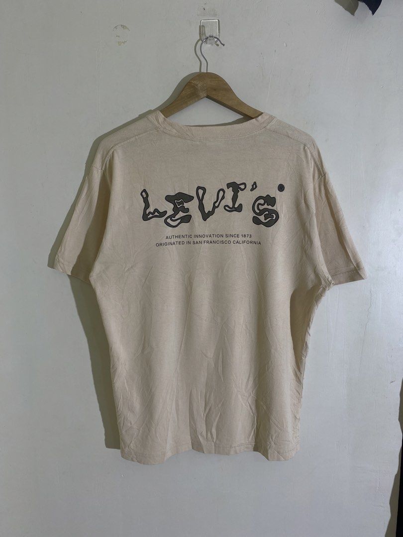 Levis Batwing w/ Backhit Shirt (Category: Tshirts & Polo Shirts ) located in Calamba. Submitted by zeusthriftfinds (Listing ID 1470866276, Image 3). Description: Levis Batwing w/ Backhit •Size Large (Boxy) •Width: 21 •Length: 27 •Excellent Condition •Color Rate: 9.5/10 •Issue: Needs Wash (Fresh from Bale) 📍Calamba, Laguna 🏷️ 650 + sf 📩.