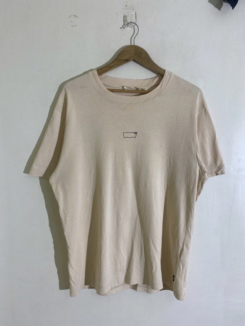 Levis Batwing w/ Backhit Shirt (Category: Tshirts & Polo Shirts ) located in Calamba. Submitted by zeusthriftfinds (Listing ID 1470866276, Image 1). Description: Levis Batwing w/ Backhit •Size Large (Boxy) •Width: 21 •Length: 27 •Excellent Condition •Color Rate: 9.5/10 •Issue: Needs Wash (Fresh from Bale) 📍Calamba, Laguna 🏷️ 650 + sf 📩.