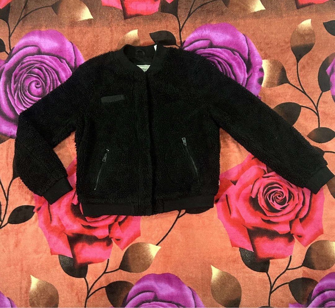 LEVIS BLACK FLEECE BOXY TYPE FULL ZIP JACKET (Category: Coats, Jackets and Outerwear) located in Dasmarinas. Submitted by dnnr3rdyyyyy (Listing ID 1470816631, Image 1). Description: Dimensions 20 Width 22 Length Size Medium on tags 9.5/10 color rate No Major Issues All goods Buttons & Zipper Authentic/Legit All goods Gribbings .