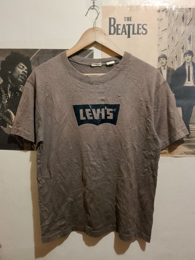 Levi's brown t-shirt with box logo (Category: Tshirts & Polo Shirts ) located in Manila. Submitted by emmanlacno47414 (Listing ID 1470748201, Image 1). Description: Small on tag Best fit Medium Width 23 Length 29 Colorate:9/10 No pinhole Sign of usage No crack print Excellent Condition 450 free ship.