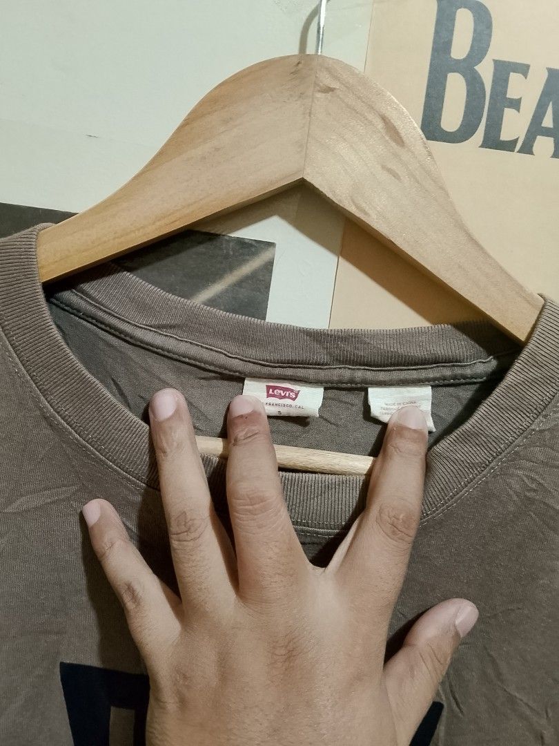 Levi's brown t-shirt with box logo (Category: Tshirts & Polo Shirts ) located in Manila. Submitted by emmanlacno47414 (Listing ID 1470748201, Image 2). Description: Small on tag Best fit Medium Width 23 Length 29 Colorate:9/10 No pinhole Sign of usage No crack print Excellent Condition 450 free ship.