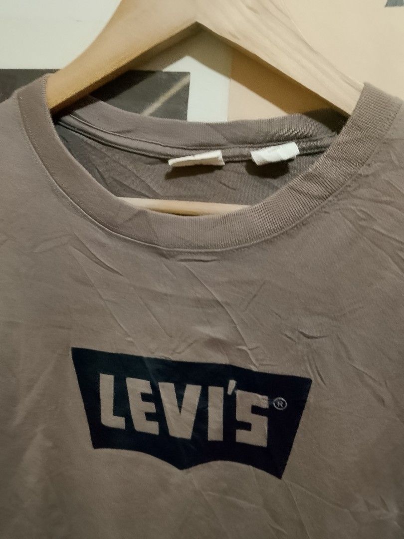 Levi's brown t-shirt with box logo (Category: Tshirts & Polo Shirts ) located in Manila. Submitted by emmanlacno47414 (Listing ID 1470748201, Image 3). Description: Small on tag Best fit Medium Width 23 Length 29 Colorate:9/10 No pinhole Sign of usage No crack print Excellent Condition 450 free ship.