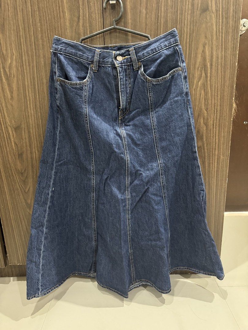Levi’s mermaid denim skirt (Category: Skirts) located in Pasig City. Submitted by kodak.blue (Listing ID 1470792281, Image 1). Description: .
