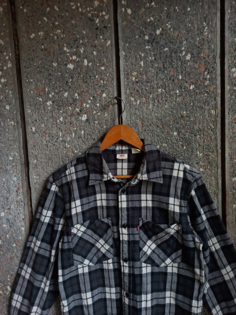 Levi's Plaid Flannel Button Down Shirt (Category: Tshirts & Polo Shirts ) located in Baybay. Submitted by thrift_thrift_langg (Listing ID 1470931461, Image 2). Description: Levi's Plaid Flannel Button Down Shirt W - 20 L - 26 Color rate: 9.5/10 No Issue Excellent Condition - Size: Small on tag but fit upto Medium.