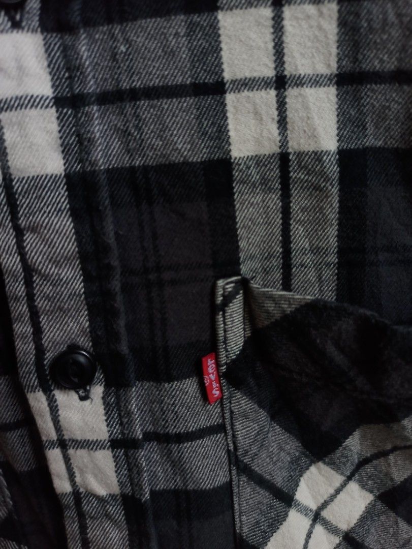 Levi's Plaid Flannel Button Down Shirt (Category: Tshirts & Polo Shirts ) located in Baybay. Submitted by thrift_thrift_langg (Listing ID 1470931461, Image 3). Description: Levi's Plaid Flannel Button Down Shirt W - 20 L - 26 Color rate: 9.5/10 No Issue Excellent Condition - Size: Small on tag but fit upto Medium.