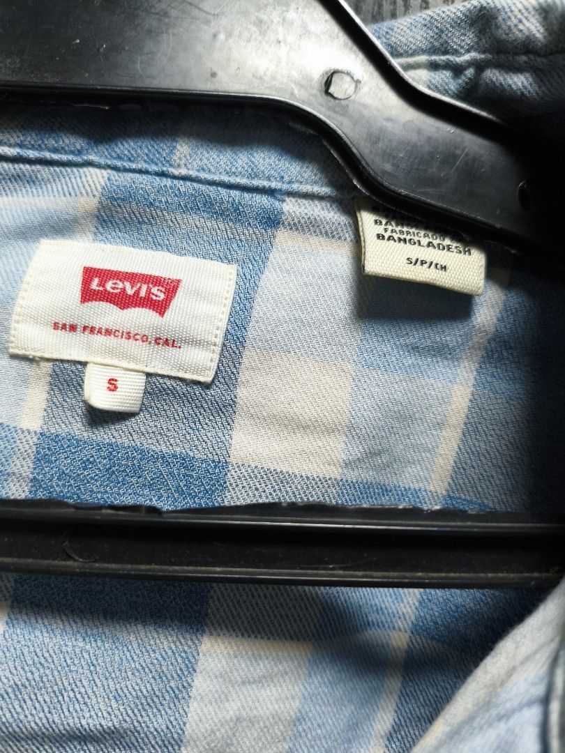 Levis Plain Polo Longsleeves Small prleoved (Category: Formal Shirts) located in Cavite. Submitted by cappfinds86177 (Listing ID 1470916054, Image 2). Description: cod lalamove or shipping.