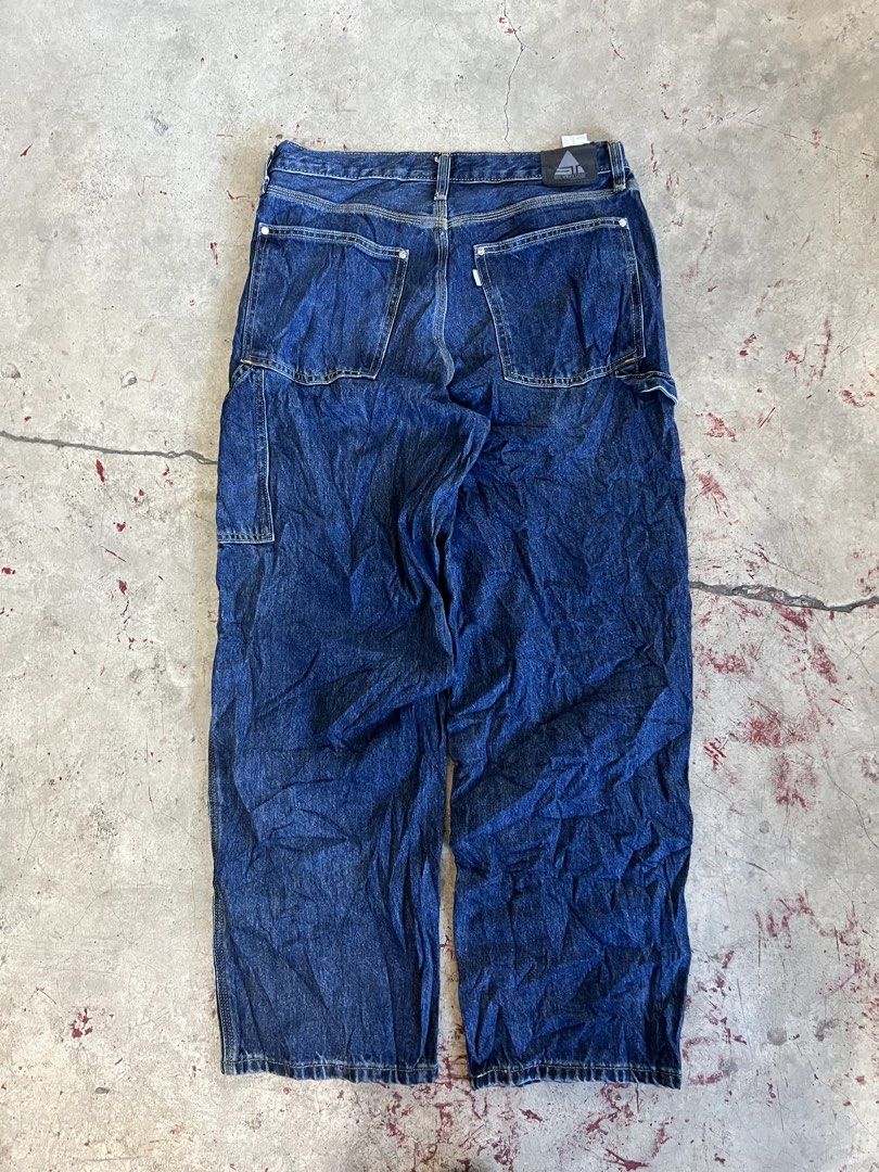 Levi’s silver tab carpenter jeans baggy (Category: Jeans) located in Balamban. Submitted by jersey033 (Listing ID 1470770328, Image 1). Description: L 42 W 32-34 T 13.5 H 9.5 Asnew condition No flaw Heavyweight .