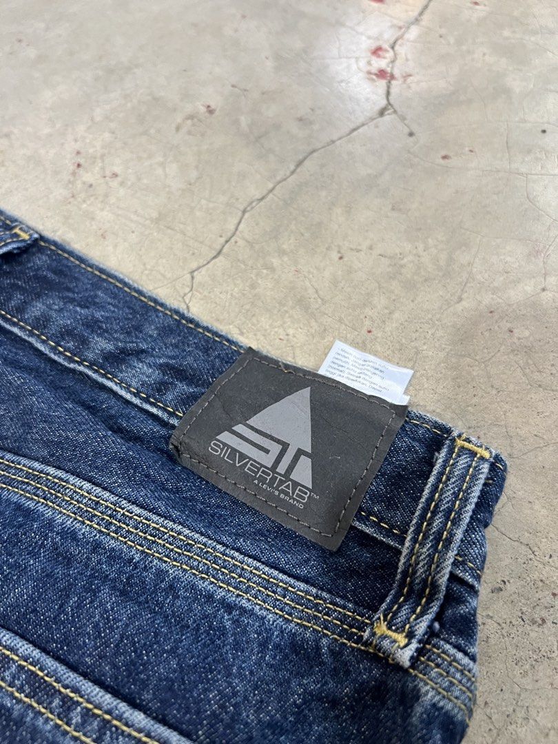 Levi’s silver tab carpenter jeans baggy (Category: Jeans) located in Balamban. Submitted by jersey033 (Listing ID 1470770328, Image 3). Description: L 42 W 32-34 T 13.5 H 9.5 Asnew condition No flaw Heavyweight .