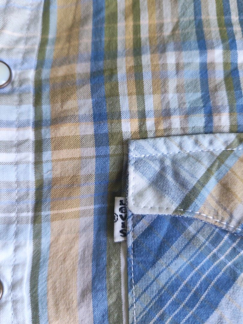 Levi's western plaid shirt (Category: Tshirts & Polo Shirts ) located in Las Pinas. Submitted by thriftkid_26 (Listing ID 1470768029, Image 3). Description: Levi's Barstow western plaid shirt Small Dimes: L25.5"xW20" Color rate:9/10 No issues 980+sf.