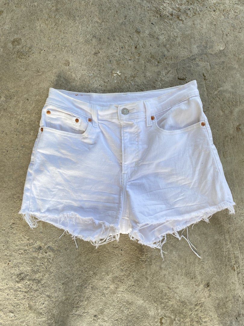 Levi's White Denim Cutoff Shorts (Category: Shorts) located in Alcala. Submitted by georgetorr31608 (Listing ID 1470774769, Image 3). Description: W30-32 Good condition No issue Try to offer.