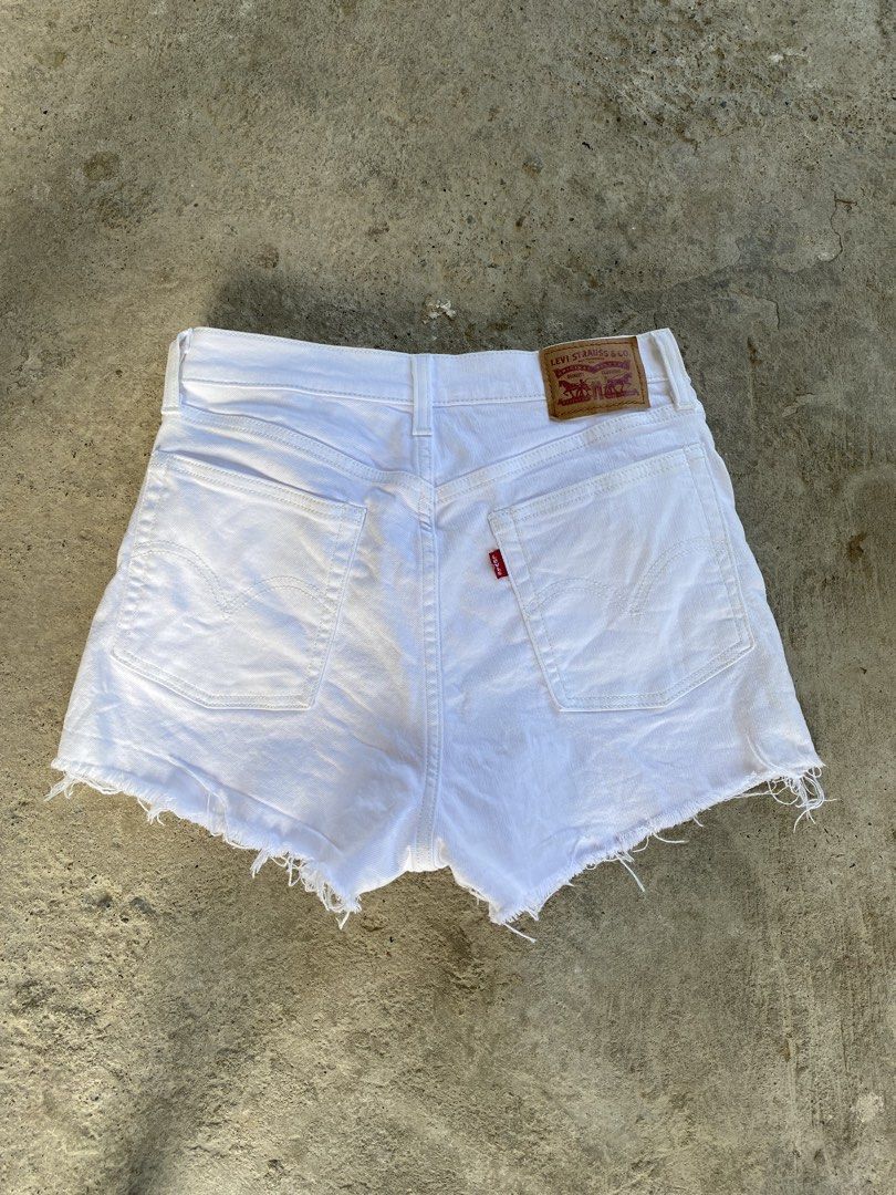 Levi's White Denim Cutoff Shorts (Category: Shorts) located in Alcala. Submitted by georgetorr31608 (Listing ID 1470774769, Image 2). Description: W30-32 Good condition No issue Try to offer.