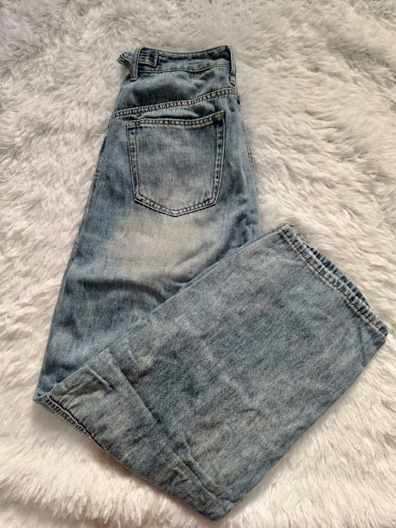 Light wash baggy denim jeans with panel details (Category: Jeans) located in Orani. Submitted by mbfb_btn (Listing ID 1470823328, Image 2). Description: - Style: Casual streetwear light wash denim jeans with a relaxed baggy fit - Size 32 - Details: Heavy distressing, fading, and unique knee panel construction - Features: Adjustable built-in belt loops with stylish silver metal hardware - Fit: Straight wide-leg cut with a single back pocket - Cond