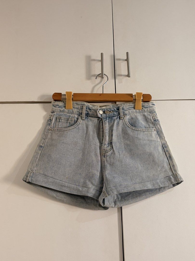 Light wash denim shorts rolled cuff size M (Category: Shorts) located in Marikina City. Submitted by _bananahanaa (Listing ID 1470795894, Image 1). Description: - Style: Light wash denim shorts with a cuffed hem - Fit: High-waisted with a dual button fly closure - Design: Classic five-pocket styling - size 29-30.