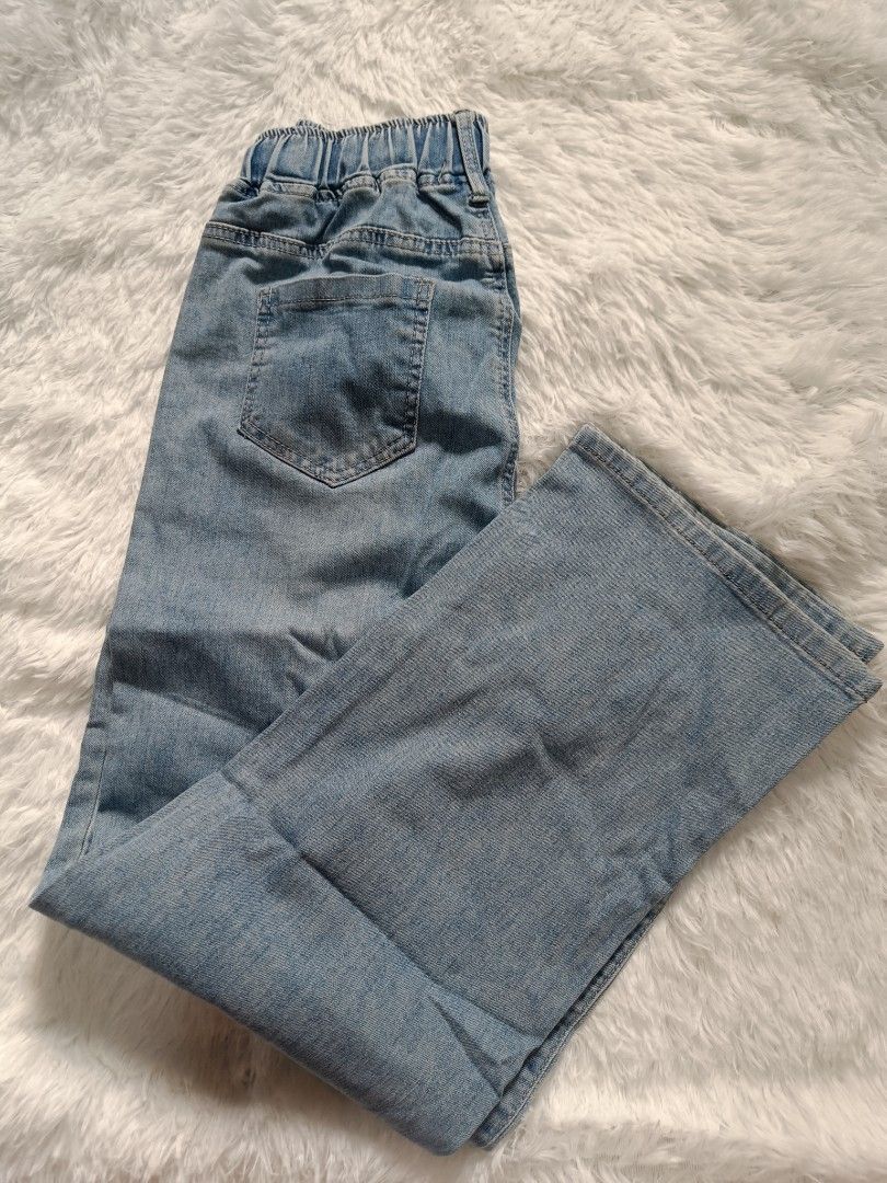 Light wash wide leg denim pants drawstring waist (Category: Jeans) located in Orani. Submitted by mbfb_btn (Listing ID 1470823152, Image 2). Description: - Style: Casual streetwear light wash denim pants - Size 32 - Fit: Loose wide-leg fit for maximum comfort - Waistband: Elastic with a thick adjustable drawstring tie - Pockets: Classic five-pocket styling including two back patch pockets - Versatility: Soft blue wash that pairs easily with basic