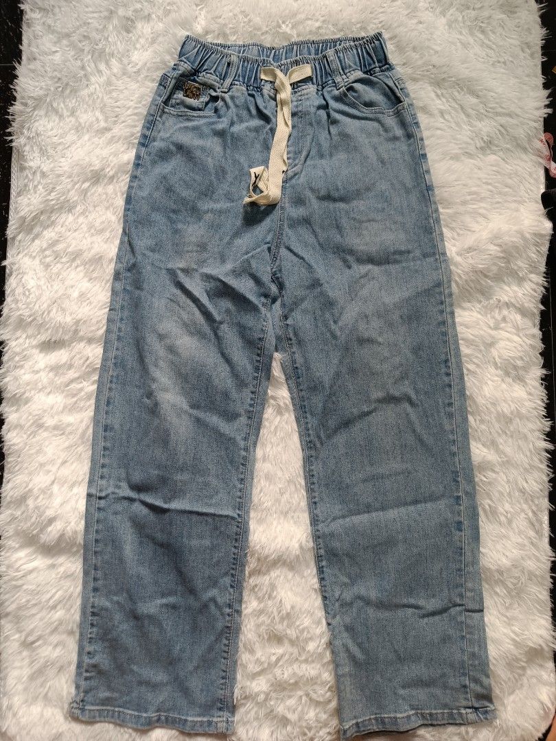 Light wash wide leg denim pants drawstring waist (Category: Jeans) located in Orani. Submitted by mbfb_btn (Listing ID 1470823152, Image 1). Description: - Style: Casual streetwear light wash denim pants - Size 32 - Fit: Loose wide-leg fit for maximum comfort - Waistband: Elastic with a thick adjustable drawstring tie - Pockets: Classic five-pocket styling including two back patch pockets - Versatility: Soft blue wash that pairs easily with basic