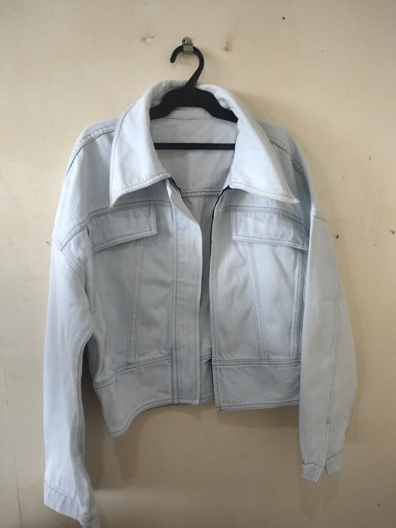 Light-Wash Denim Jacket (Category: Coats, Jackets and Outerwear) located in Batac City. Submitted by mm_walkincloset (Listing ID 1470762959, Image 1). Description: Size S-M Looks like Brand New. Preferably be worn by 5'2- 5'4 RFS: I'm a 5'7, maliit na siya for me. I forgot the brand pero nabili ko siya sa mall 2 yrs ago. Lightly Used, no damages. Used with care. Open for negotiation naman. The shipping fee will be shouldered by the buyer..