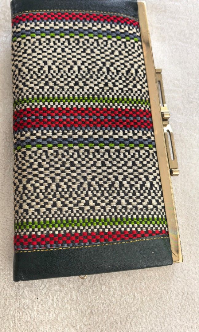 Like new Kisslock wallet (Category: Wallets & Card holders) located in Tuguegarao City. Submitted by zenphoenix-7ad615 (Listing ID 1470783251, Image 2). Description: Vintage Kisslock wallet.