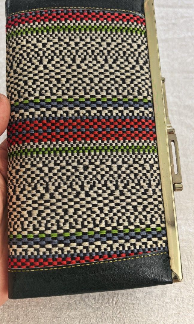 Like new Kisslock wallet (Category: Wallets & Card holders) located in Tuguegarao City. Submitted by zenphoenix-7ad615 (Listing ID 1470783251, Image 3). Description: Vintage Kisslock wallet.