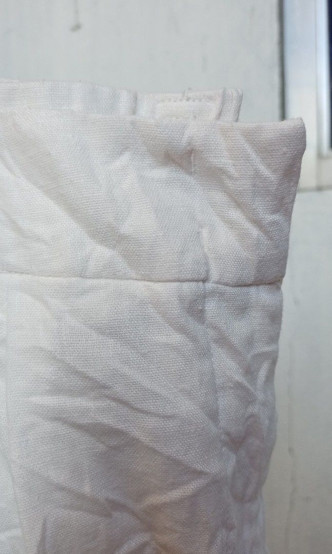 Linen white highwaist summer short (Category: Shorts) located in Davao. Submitted by kannikasok1987 (Listing ID 1470757636, Image 3). Description: Wd side pocket Waist 30-32 (garterize) Hips 40 L 16 mall quality.