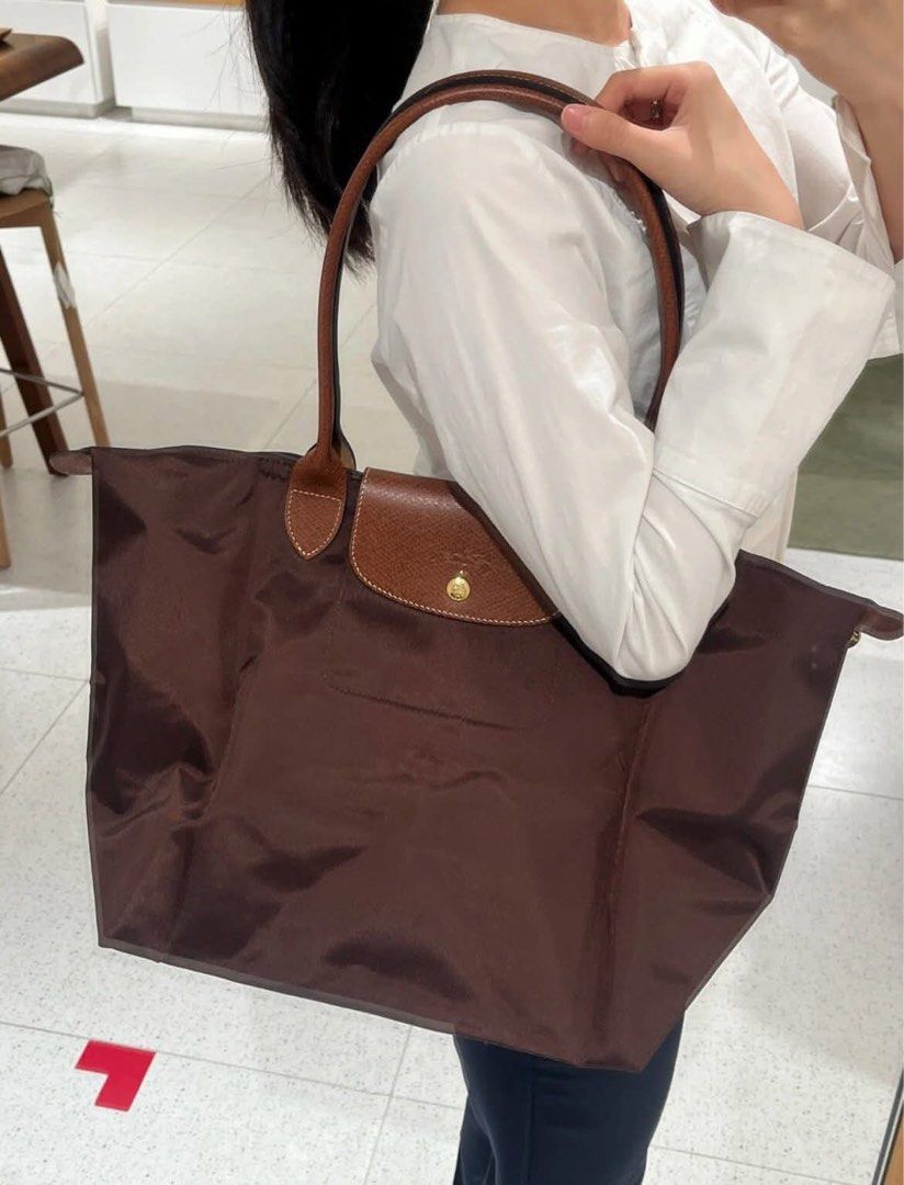 Long Champ Choco large tote bag (Category: Tote Bags) located in Manila. Submitted by iiconic.coo (Listing ID 1470899465, Image 1). Description: Limited stocks only! 👜✨ Get yours now before they’re gone! 🤍 No to bogus buyers. Strictly for sure buyers only. 💯.
