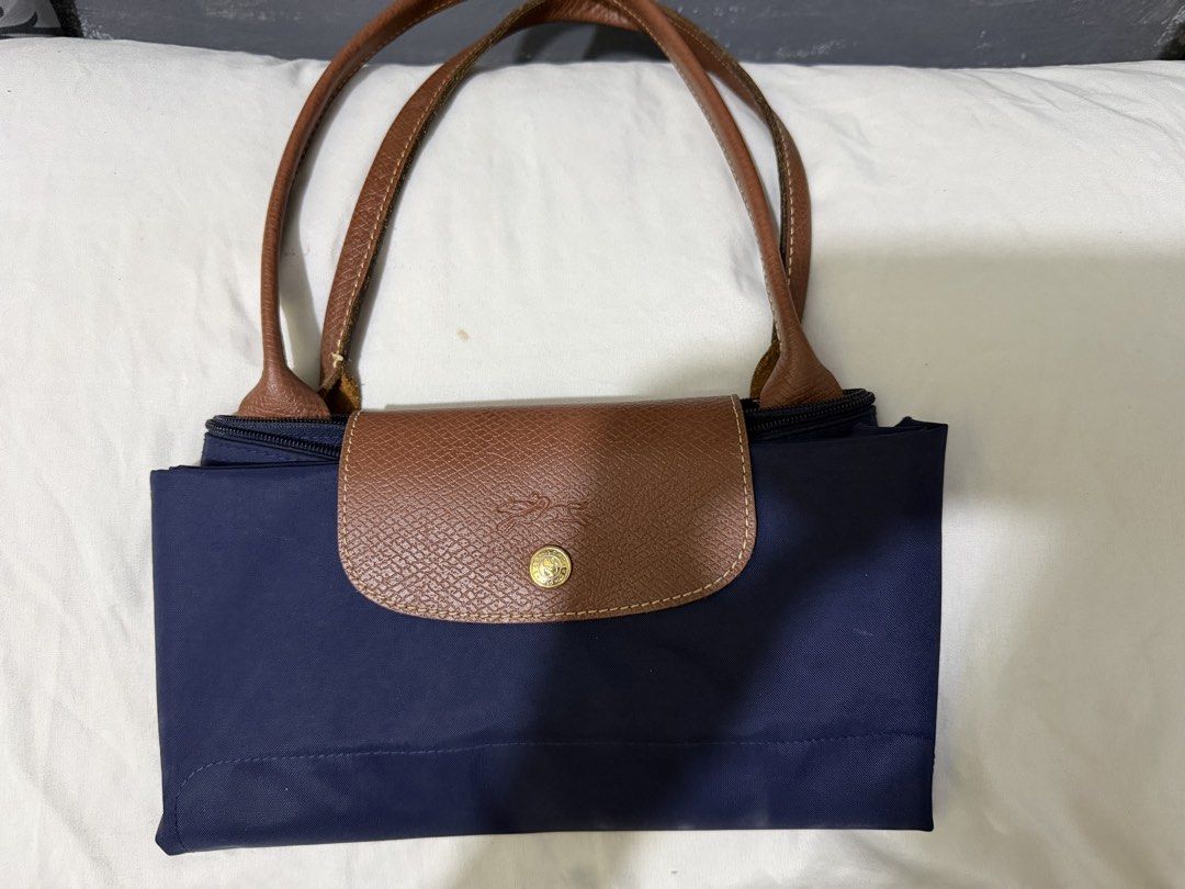 LONGCHAMP BAG IN NAVY BLUE (Large) (Category: Tote Bags) located in Manila. Submitted by iyabvrly (Listing ID 1470905017, Image 1). Description: hii selling this bag for only 500!! slightly used and still negotiable!.