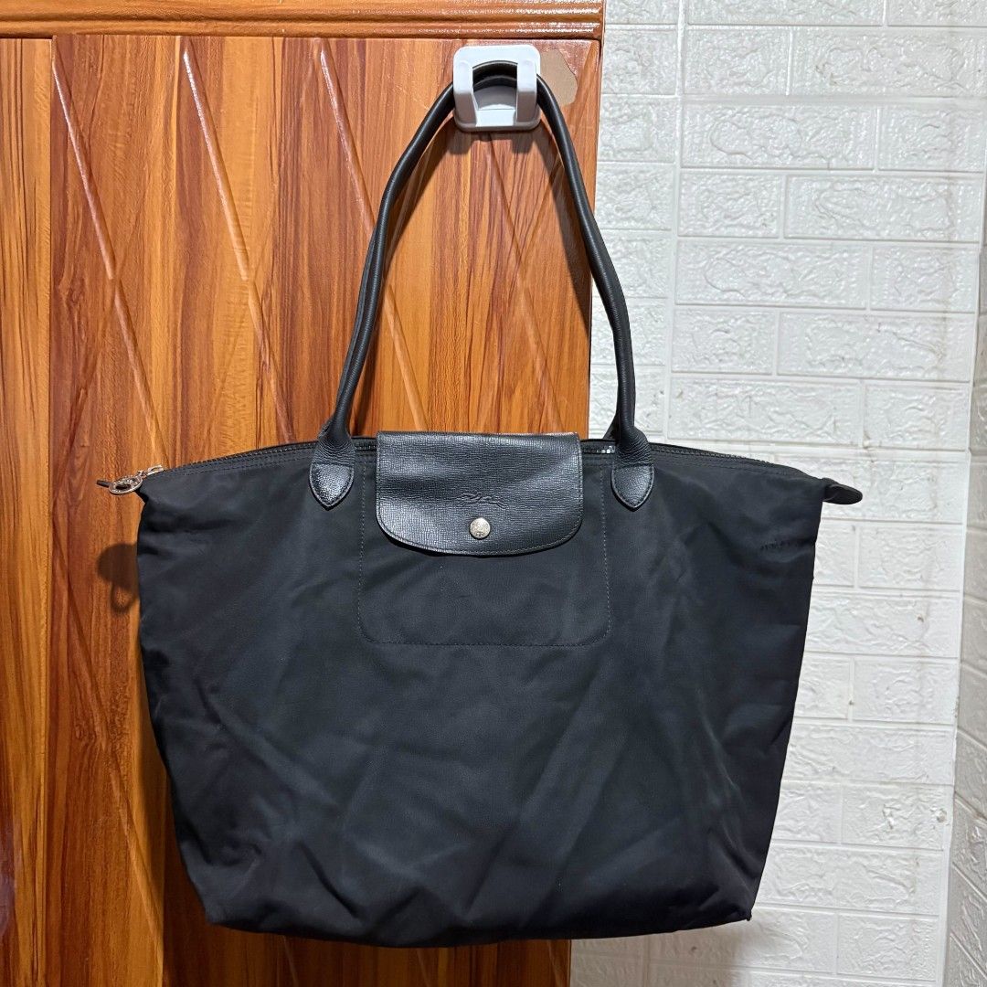 Longchamp black tote bag large (Category: Tote Bags) located in Alburquerque. Submitted by abj_thriftshop (Listing ID 1470767979, Image 1). Description: sign of used still very good to use.