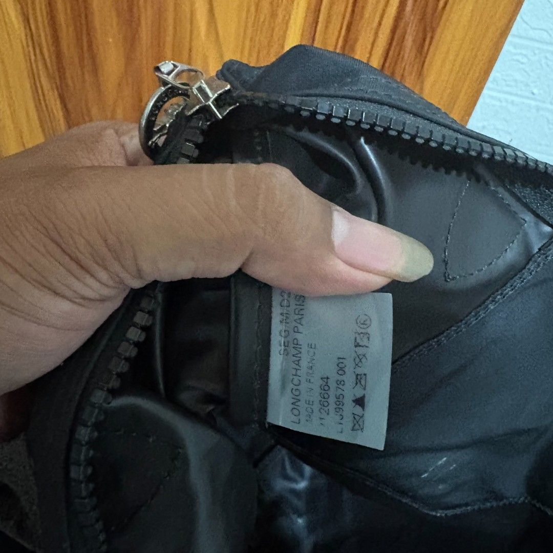 Longchamp black tote bag large (Category: Tote Bags) located in Alburquerque. Submitted by abj_thriftshop (Listing ID 1470767979, Image 3). Description: sign of used still very good to use.