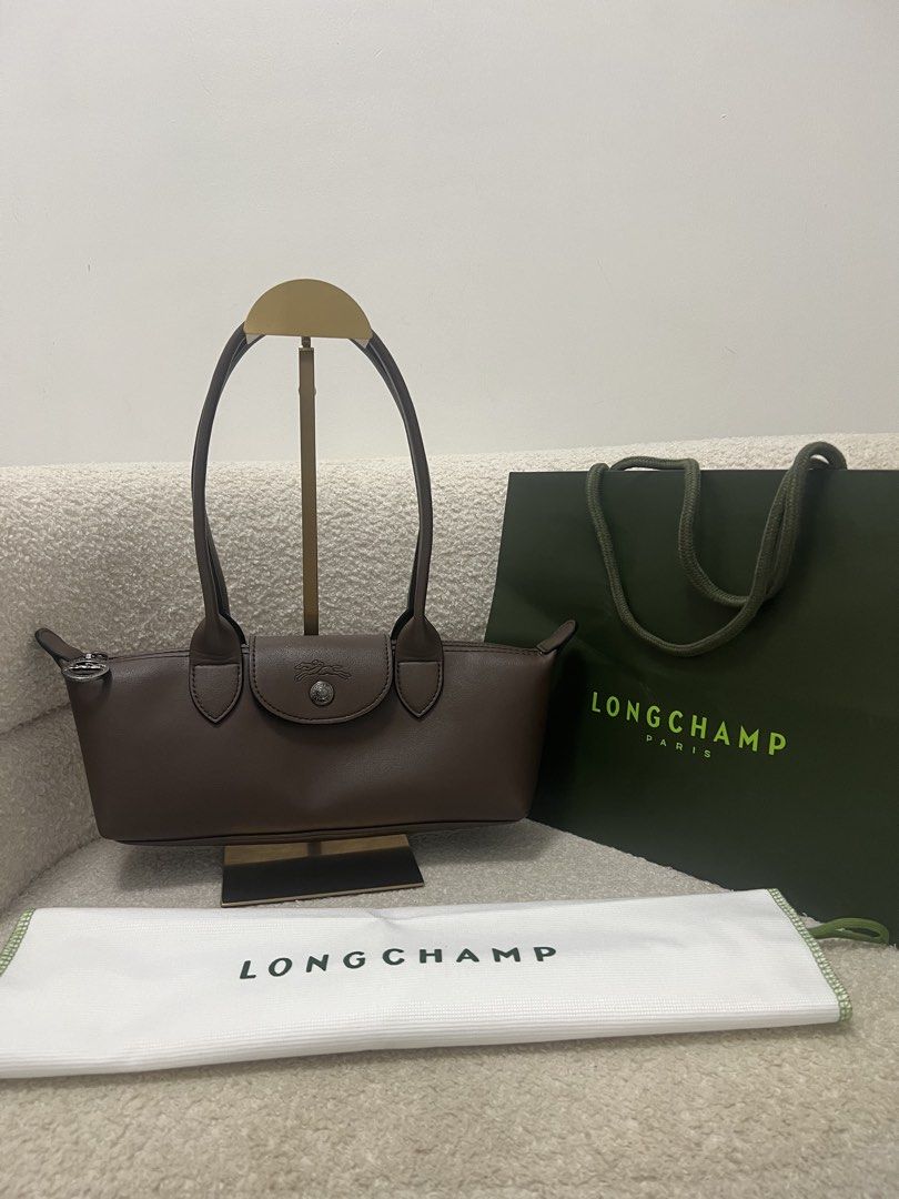 Longchamp Eastwest Shoulder Bag (Category: Shoulder Bags) located in Abulug. Submitted by jamiecammie (Listing ID 1470820100, Image 1). Description: Original & No issue.