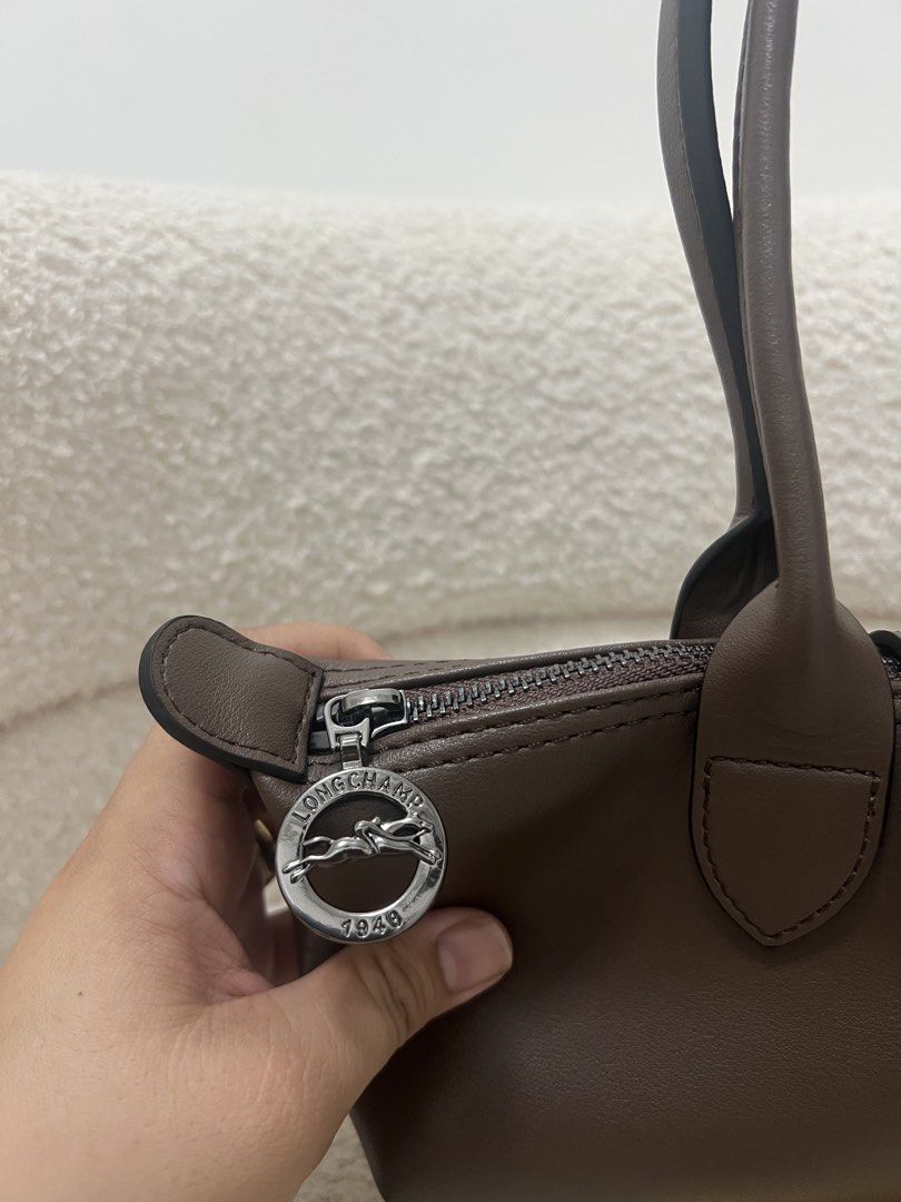 Longchamp Eastwest Shoulder Bag (Category: Shoulder Bags) located in Abulug. Submitted by jamiecammie (Listing ID 1470820100, Image 3). Description: Original & No issue.