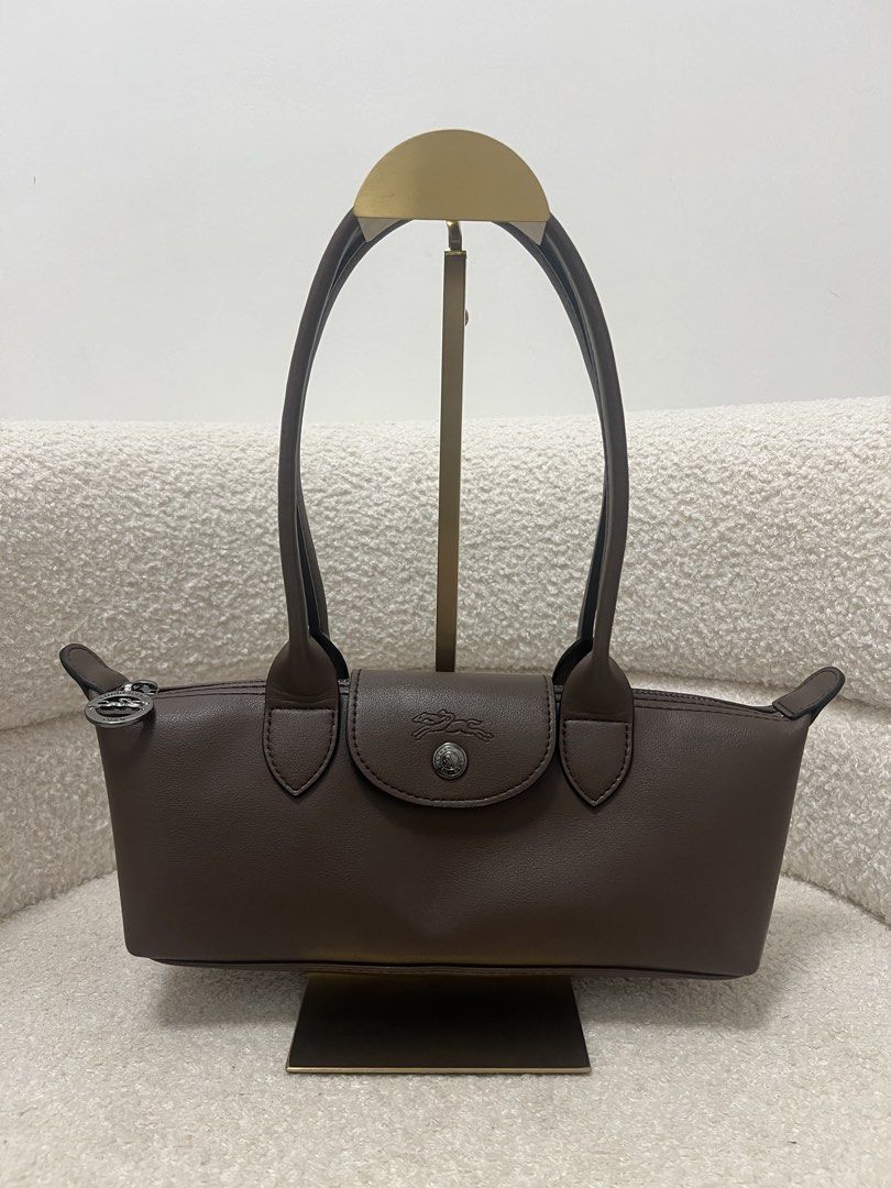 Longchamp Eastwest Shoulder Bag (Category: Shoulder Bags) located in Abulug. Submitted by jamiecammie (Listing ID 1470820100, Image 2). Description: Original & No issue.