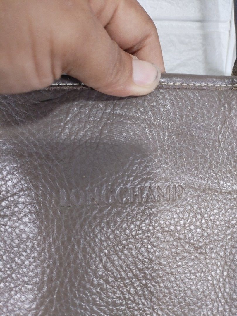 Longchamp Leather Tote Bag Brown (Category: Luxury Bags & Wallets) located in Davao. Submitted by salupannino2016-98573 (Listing ID 1470795880, Image 2). Description: VINTAGE LONGCHAMP PURE LEATHER TOTE TAG USED CONDITION WIDTH..15 LENGTH..18 2800+SF TNX ADMIN..😊.