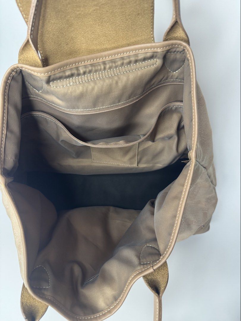 Longchamp Tote (Category: Tote Bags) located in Cagayan de Oro. Submitted by KoaApparelAtbp. (Listing ID 1470816465, Image 3). Description: Repainted the flap due to discoloration. See all photo details for minor flaws.