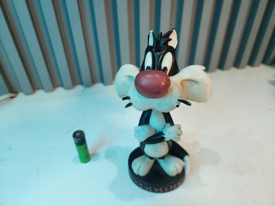 LOONEY TOONS Bobble head Sylvester Collectable BOBBLE HEAD (Category: Figurines & Statues) located in Tarlac. Submitted by ziv_surplus (Listing ID 1470892980, Image 3). Description: Needs cleaning May dent sa ear.