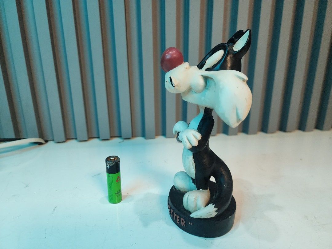LOONEY TOONS Bobble head Sylvester Collectable BOBBLE HEAD (Category: Figurines & Statues) located in Tarlac. Submitted by ziv_surplus (Listing ID 1470892980, Image 2). Description: Needs cleaning May dent sa ear.